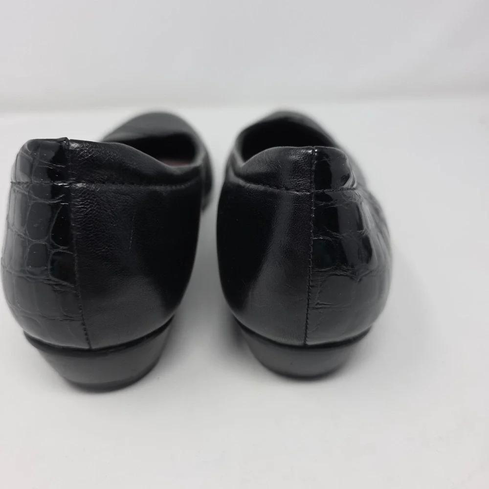 Clarks Comfort Pumps Womens 9.5M Black Leather Croc Embossed Low Heel Shoes